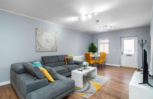 Amesbury Apartment | Large Apartment Near Stonehenge Amesbury Town Centre Smart TVs Netflix FREE PARKING