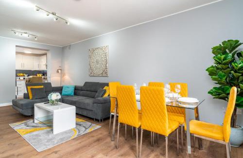 Amesbury Apartment | Large Apartment Near Stonehenge Amesbury Town Centre Smart TVs Netflix FREE PARKING