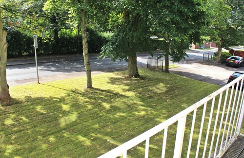 Doncaster Apartment | Large Balcony Apartment - Town & Races -2 Dbl Beds