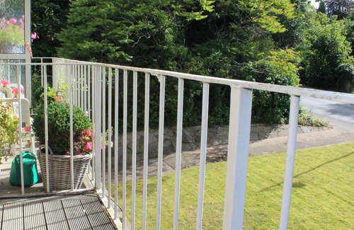 Doncaster Apartment | Large Balcony Apartment - Town & Races -2 Dbl Beds