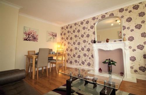 Doncaster Apartment | Large Balcony Apartment - Town & Races -2 Dbl Beds