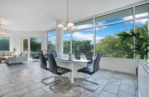 South Eola Apartment | Large Corner 3 Bdrm Oasis Lake Eola