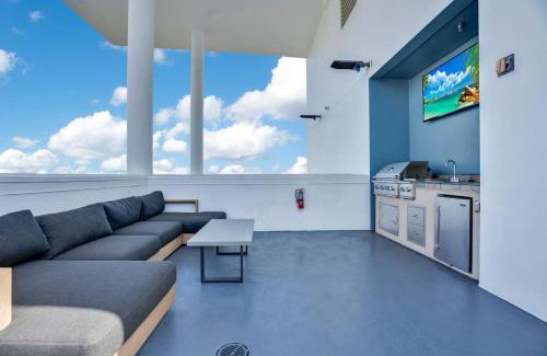 South Eola Apartment | Large Corner 3 Bdrm Oasis Lake Eola