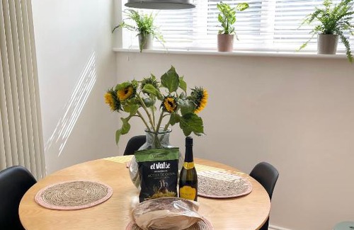 Swindon Apartment | Large, cosy basement flat in the heart of Old Town