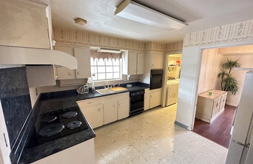 Algiers House | Large & Cozy 4-Bedroom w/Parking - One Exit to French Quarter & Downtown NOLA