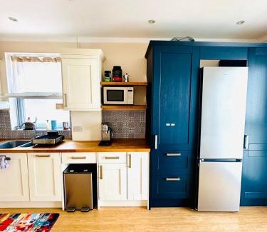 Southfield Apartment | Large Double Room with Private Bathroom West Zone 3 Free Parking