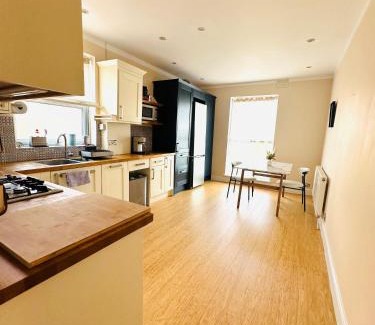 Southfield Apartment | Large Double Room with Private Bathroom West Zone 3 Free Parking