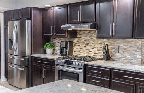 Rockford House | large family home, hot-tub, sauna, quiet and safe area, close to everything!