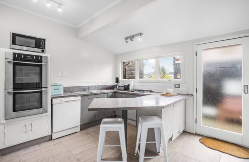 Miramar House | Large family sized pet-friendly accommodation with backyard in MIRAMAR, WGTN