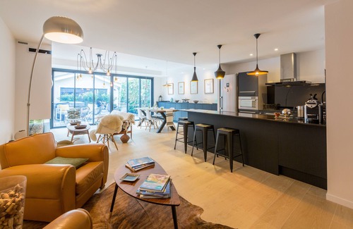 Grand Parc-Paul Doumer House | Large guest house with parking, terrace and jacuzzi in the center