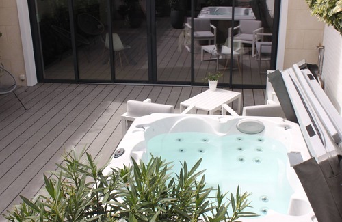 Grand Parc-Paul Doumer House | Large guest house with parking, terrace and jacuzzi in the center