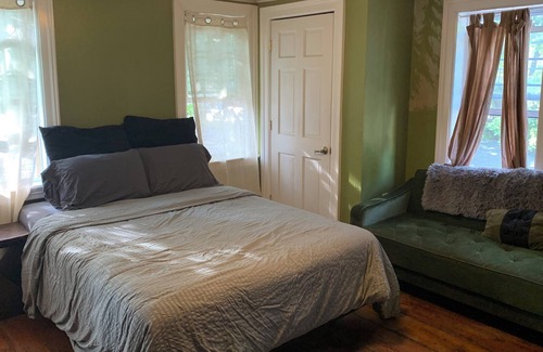 Warwick Apartment | Large Historic Farm House on lake