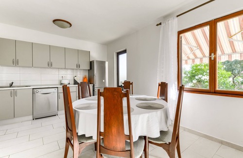 Ljubac House | Large house in a quiet village on the beach