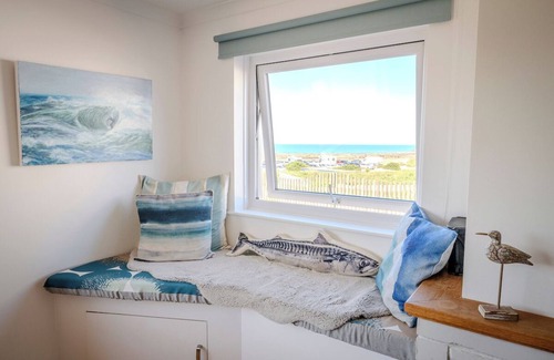 Widemouth Bay House | Large house, North Cornwall, Seaviews. 1 min to beach! Pet Friendly. Sleeps 10.