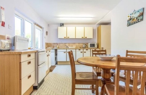 Garn Fadryn House | Large house, sleeps 10 on Beach Road, opposite The Cliffs, 250 yds from beach.