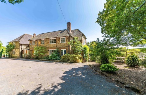 Woolbeding House | Large House With Tennis Court and Games Room!