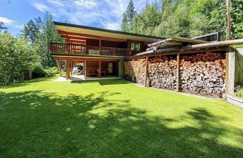 Ainsworth Hot Springs House | Large lake front Ainsworth house