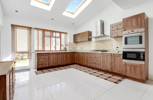 Finchley House | Large London Home with fantastic living area, free parking and lovely location