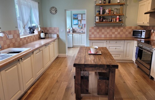 Hockering House | Large modern 5 Bed Detached Home with fire pit & off road parking for 4 cars.