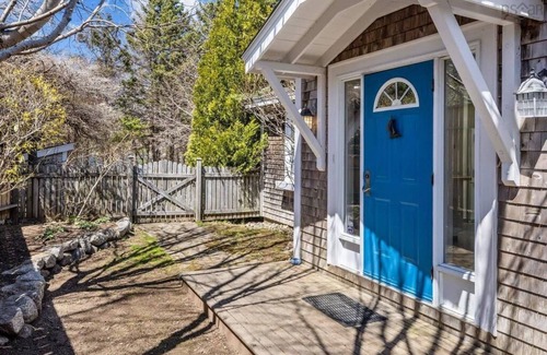 Chester Cottage | Large, modern Cape Cod style cottage in oceanside charming town
