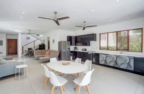 Derricks Villa | Large modern villa with pool on West Coast near beach & restaurants w/parking.