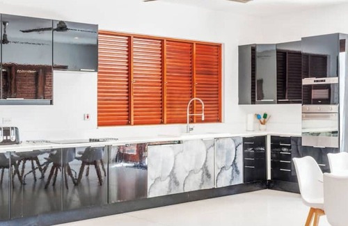 Derricks Villa | Large modern villa with pool on West Coast near beach & restaurants w/parking.