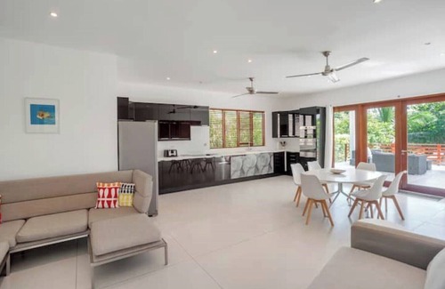 Derricks Villa | Large modern villa with pool on West Coast near beach & restaurants w/parking.