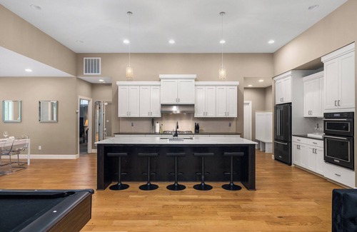 Tigard House | Large Open Home - Gourmet Kitchen - Pool Table