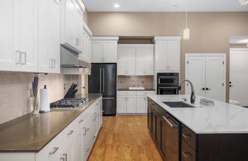 Tigard House | Large Open Home - Gourmet Kitchen - Pool Table