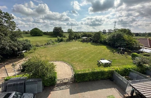 East Drayton Cabin | Large open plan cabin in Weston, Newark hot tub WiFi wood stove pets parking