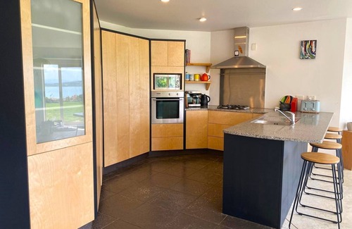 Parua Bay House | Large open plan home with outstanding views and sun - Close to shops and beach