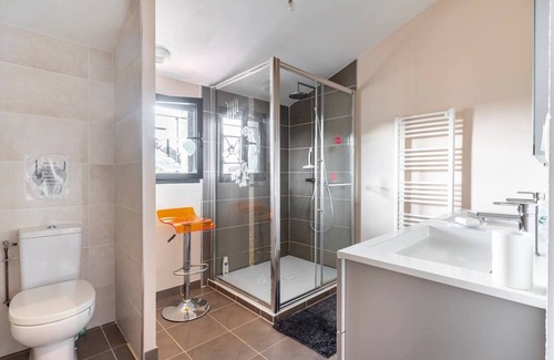 Labarthe-sur-Leze House | Large private room with bathroom and WC