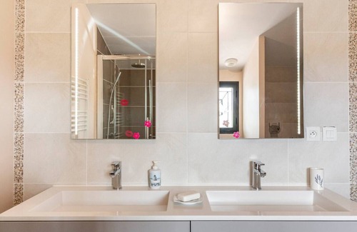 Labarthe-sur-Leze House | Large private room with bathroom and WC