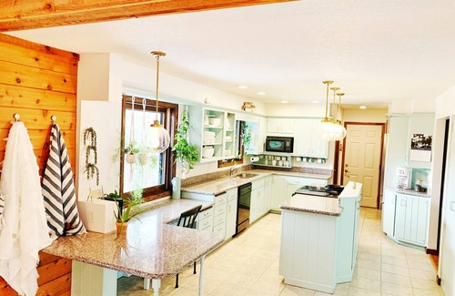 Mendota Heights House | Large Retreat Minutes From Both Downtowns, Mall of America, and Airport