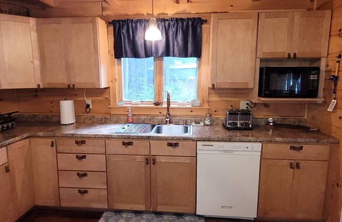 Smithfield Cabin | Large Secluded Cabin on the Lake - NOW SLEEPS 10