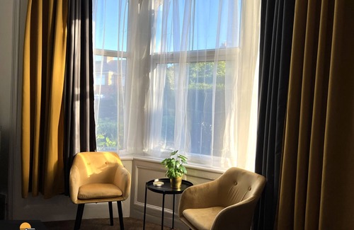 Taunton Apartment | Large Serviced Apartment - Taunton