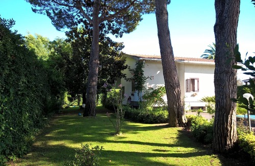 Colonia Elena Villa | Large single-family villa with 1300 sq m tree-lined garden a stone's throw from the sea