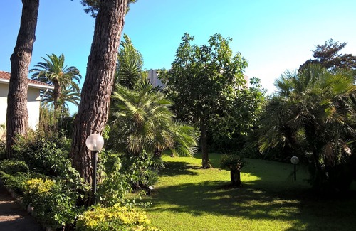 Colonia Elena Villa | Large single-family villa with 1300 sq m tree-lined garden a stone's throw from the sea