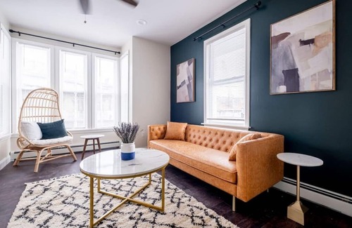 Federal Hill Apartment | Large, Spacious & Modern Apt ★ Great For Families & Groups | Near Downtown