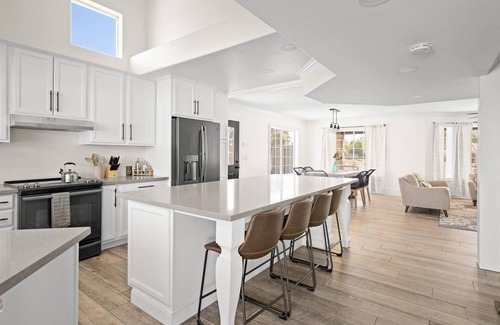 Gilbert House | Large Spacious Pet Friendly Home with Pool, Hot Tub, Sport Court, Putting Green