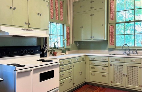 Montezuma House | Large Victorian Family-Friendly Home in Peaceful Rural Town with AC, WiFi