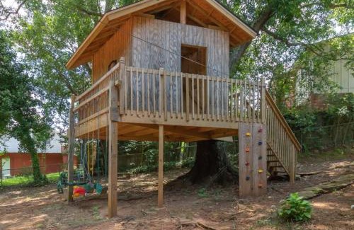 Columbus House | Large Yard with Treehouse Tri-Level Retreat