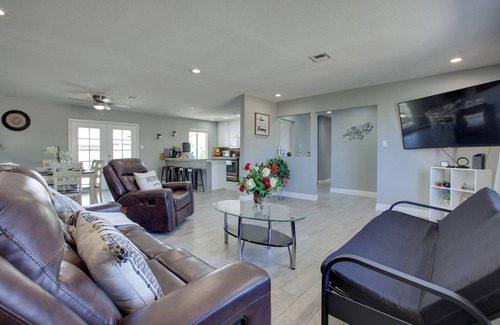 Las Vegas Cottage | Las Vegas Retreat w/Yard < 5 Mi to Strip!