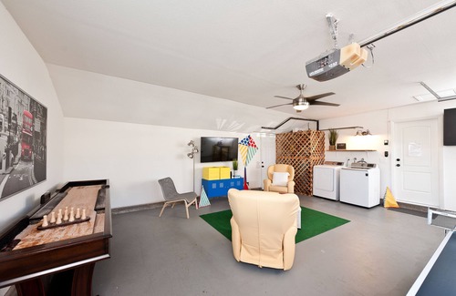Hermosa Village House | LAST MINUTE SPECIAL! Amenities! Pool & Game Room! Close walk to Disney!