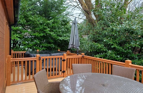 Troutbeck Bridge Cabin | laughing Duck - a holiday lodge that sleeps 6 guests in 3 bedrooms