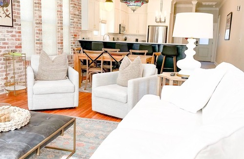 Laurel House | Laurel Top Property, Downtown Walkable, King Bed