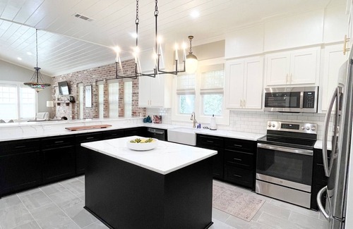 Laurel House | Laurel Top Property, Downtown Walkable, King Bed
