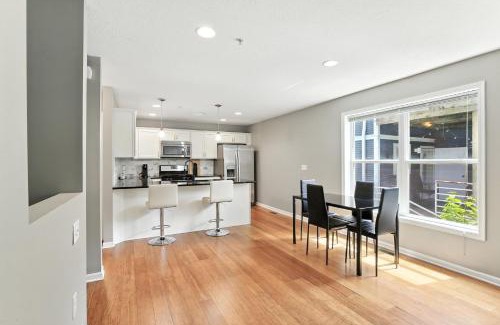 Lowry Hill East House | Lavish 3Bed 3Bath Condo in Uptown