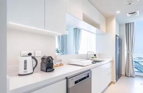Dubai Apartment | Lavish 3BR Apartment with Assistant Room in Habour Gate Tower