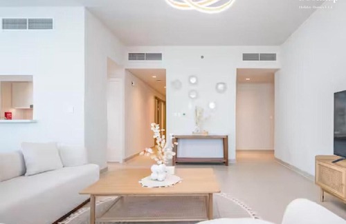 Dubai Apartment | Lavish 3BR Apartment with Assistant Room in Habour Gate Tower